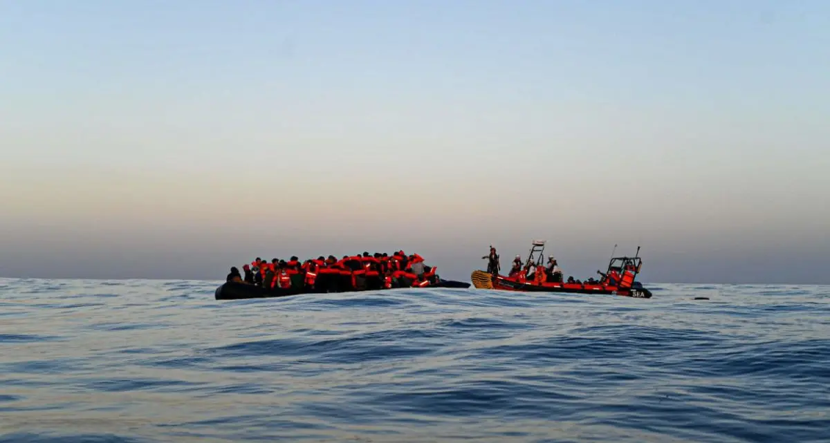 Migranti, 500 persone rischiano di annegare al largo della Sicilia
