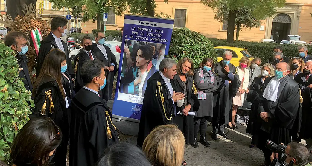 Ricordando il coraggio di Ebru gli avvocati di Bologna in piazza