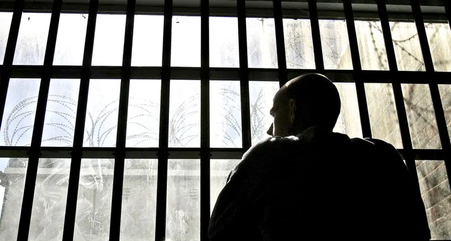 Diciottenne trattato da pedofilo nella sentenza e in cella: ora rischia la vita
