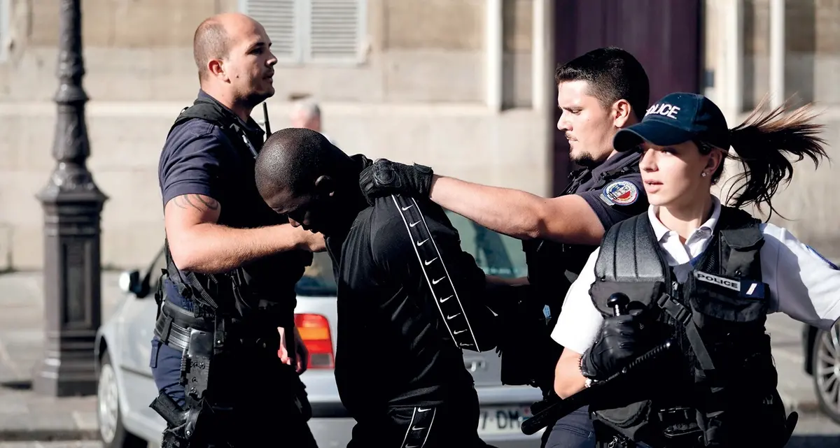 Migranti, il rapporto che inchioda la polizia francese «brutale e razzista»