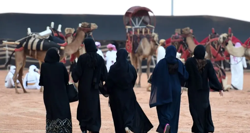 La piccola rivoluzione d'Arabia: \"Non costringiamo le donne a indossare l'abaya\"