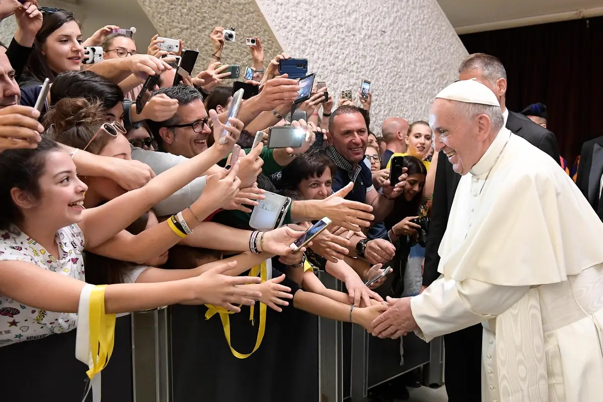 Papa Francesco durante il suo incontro con i ragazzi delle \"Scuole per la pace\" nell\\'aula Paolo VI in Vaticano, 6 maggio 2017