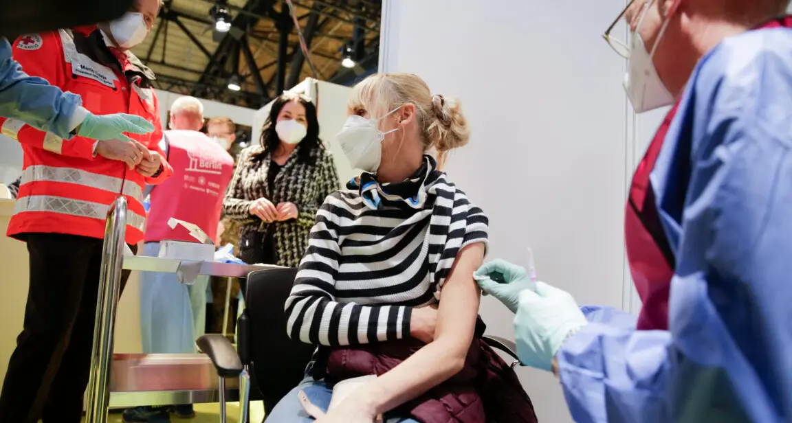 Arriva il vaccino e arrivano le polemiche: in Germania più dosi che altrove