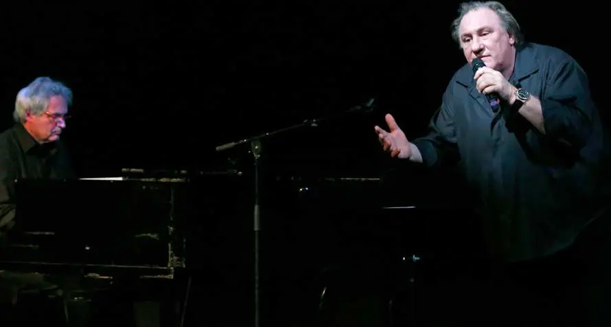 Gérard Depardieu torna al primo amore e canta Barbara