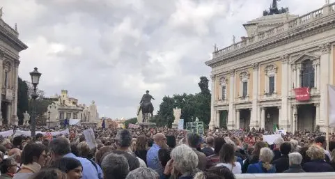 #Romadicebasta, migliaia in piazza contro Virginia Raggi