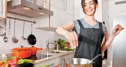 Un canale Rai “al femminile”. Cuci, cucina e pulisci: bentornati anni Cinquanta