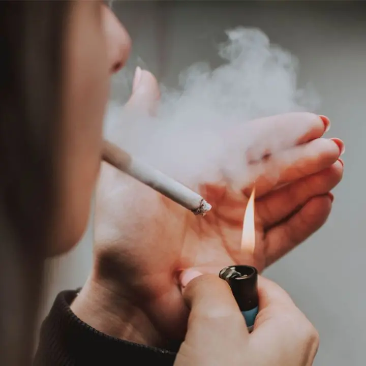 Regno Unito, primo sì al piano di Sunak per vietare il fumo alle nuove generazioni