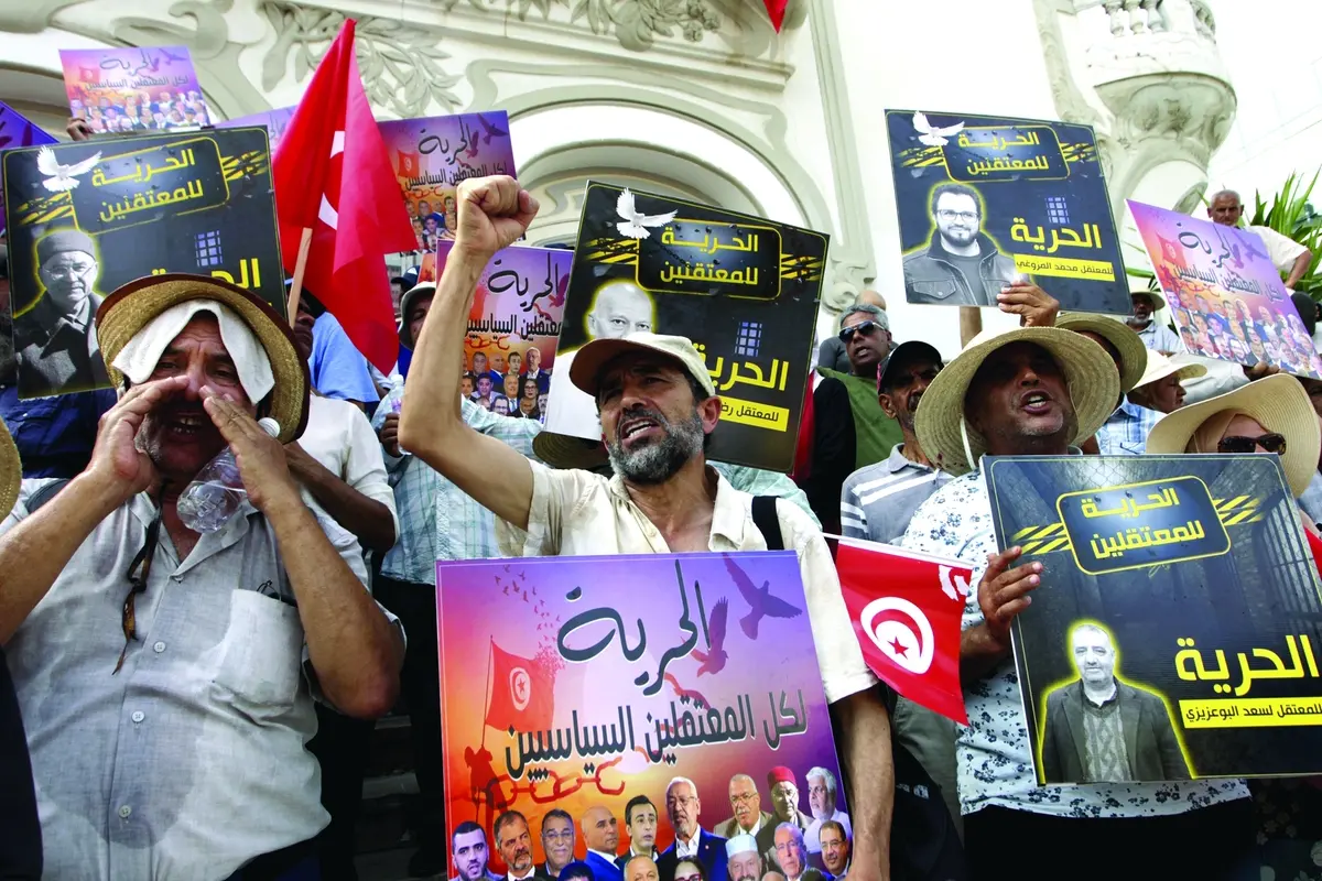 Tunisians demonstrate against Tunisian President Kais Saied during the Tunisian Republic Day in Tunis, Tunisia, Tuesday, July 25, 2023. The sign reads in Arabic: \"Freedom for all political prisoners\". (AP Photo/Hassene Dridi) , Associated Press/LaPresse
