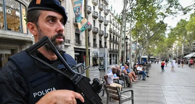 Barcellona, terrorista ancora in fuga. L'Isis: \"La prossima è l'Italia\"