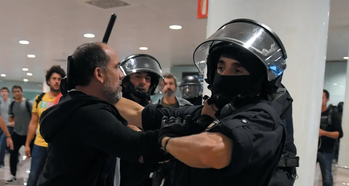 Catalogna scioperi e scontri annullata Barcellona- Real
