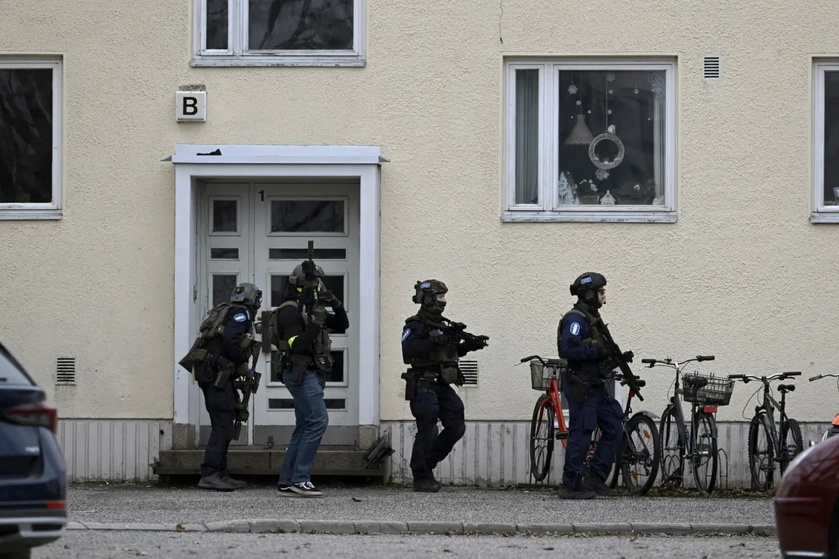 Police officers at the scene of Viertola comprehensive school, in Vantaa, Finland, Tuesday, April 2, 2024. Finnish police say a number of people were wounded in a shooting at a school outside Helsinki and a suspect was detained. (Markku Ulander/Lehtikuva via AP) Associated Press / LaPresseOnly italy and spain