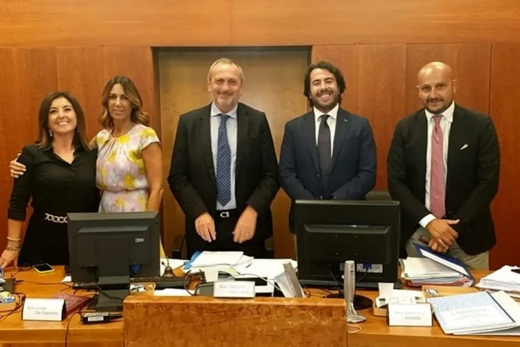 Il presidente del Coa di Palermo Giovanni Immordino (al centro dell\\'immagine) che gioved\\u00EC ha firmato la delibera di solidariet\\u00E0 nei confronti dei magistrati onorari