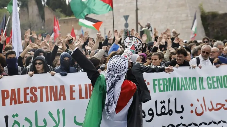 Manifestazione pro Palestina a Roma, scontri e sassaiola verso la Polizia