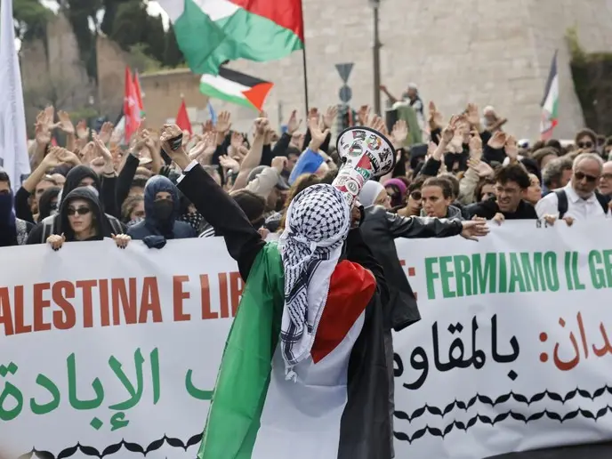 Manifestazione pro Palestina a Roma, scontri e sassaiola verso la Polizia