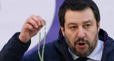 Dio, patria, famiglia: Salvini rincorre i cattolici