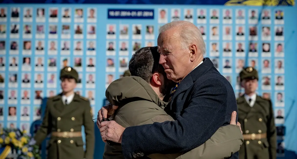 Biden vola a Kiev: “Putin si sbagliava”. Furia di Mosca: “È come Hitler”