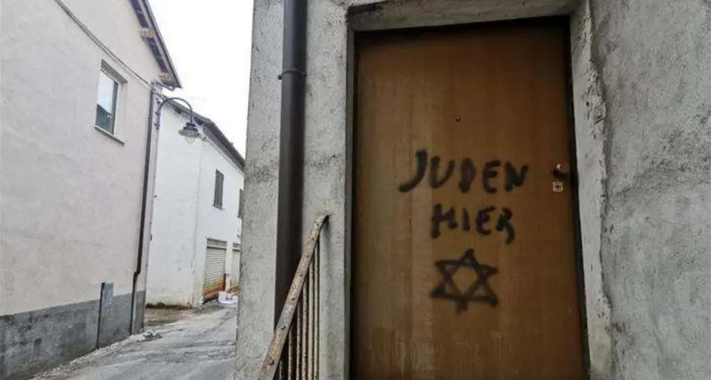 \"Qui abita un ebreo\". La scritta sulla porta di una deportata