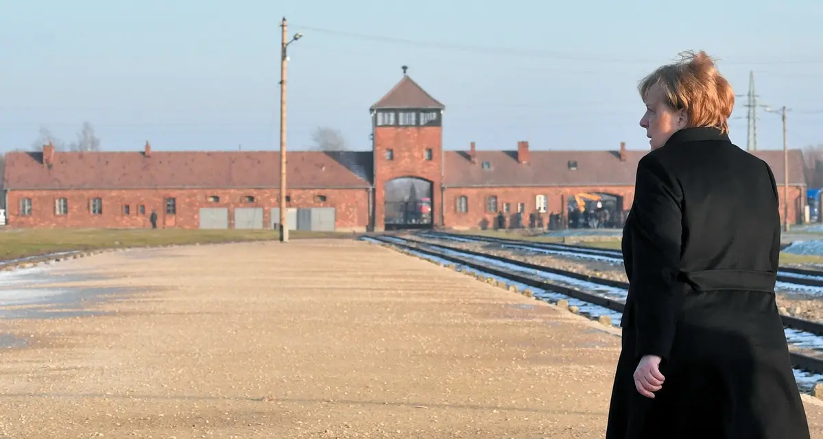 Merkel ad Auschwitz: «Una vergogna profonda»