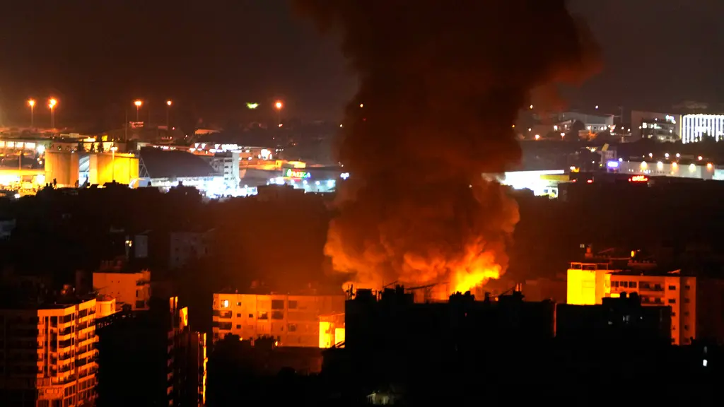 Israele bombarda Beirut. Morti 21 palestinesi nell'attacco alla moschea di Gaza