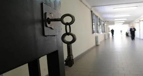 I detenuti di Trieste battono le pentole contro le sbarre delle celle