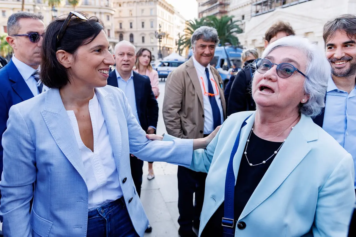 Elly Schlein e Rosy Bindi davanti alla Corte di Cassazione per la consegna delle firme raccolte per il referendum contro la legge sull&#x2019;Autonomia differenziata, Roma,  Gioved&#xec;, 26 Settembre 2024 (Foto Roberto Monaldo / LaPresse)Elly Schlein and Rosy Bindi in front of the Court of Cassation during the delivery of the signatures collected for the referendum against the law on Differentiated autonomy, Rome, Thursday, September 26, 2024 (Photo by Roberto Monaldo / LaPresse)