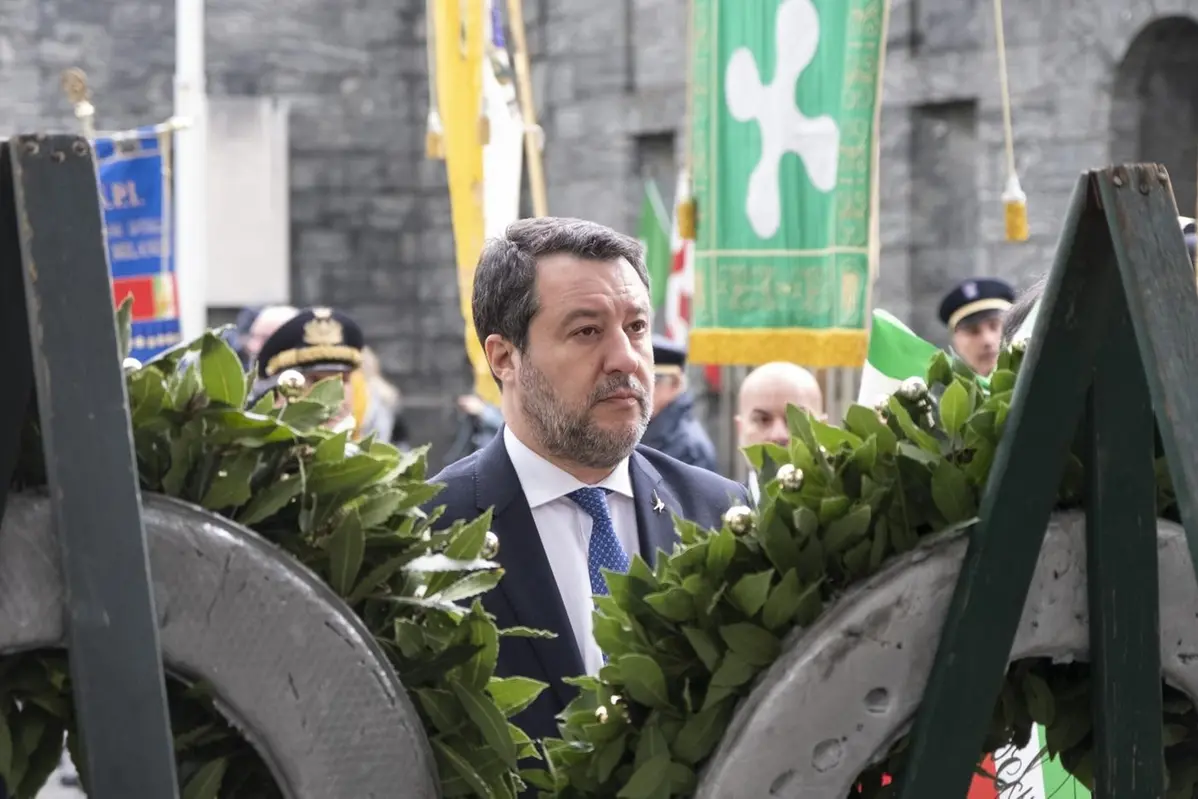 Salvini riscopre lo spirito antifascista di Bossi per distinguersi da Meloni
