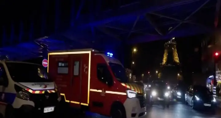 Attentato a Parigi, urla “Allah Akbar” e uccide un turista tedesco