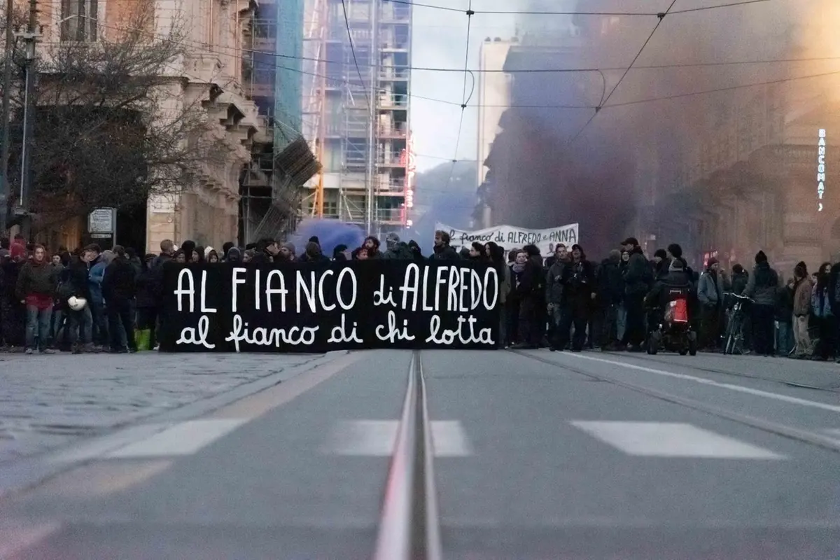 Anarchici in piazza a Torino per Alfredo Cospito