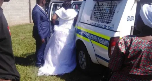 Sposi e prete in manette: hanno violato il lockdown in Sudafrica