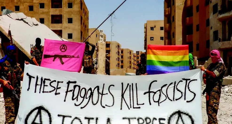 «Siamo gay e uccidiamo i fascisti dell’Isis»