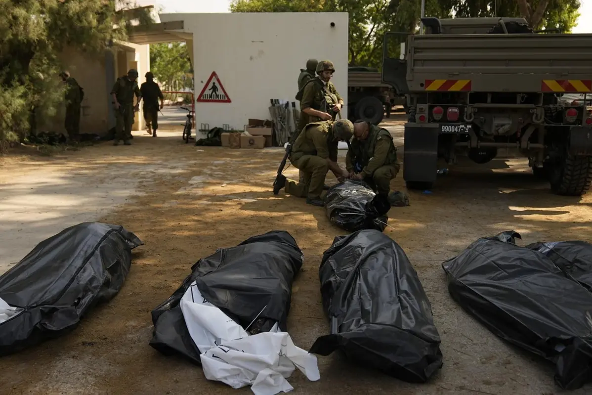 I militari israeliano recuperano i corpi nel kibbutz di Kfar Aza