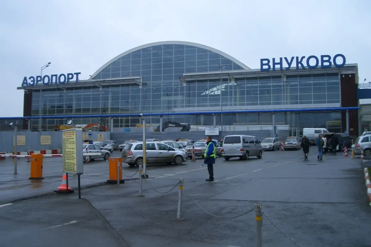 Russia, evacuato un piano dell’aeroporto di Mosca-Vnukovo per un allarme bomba