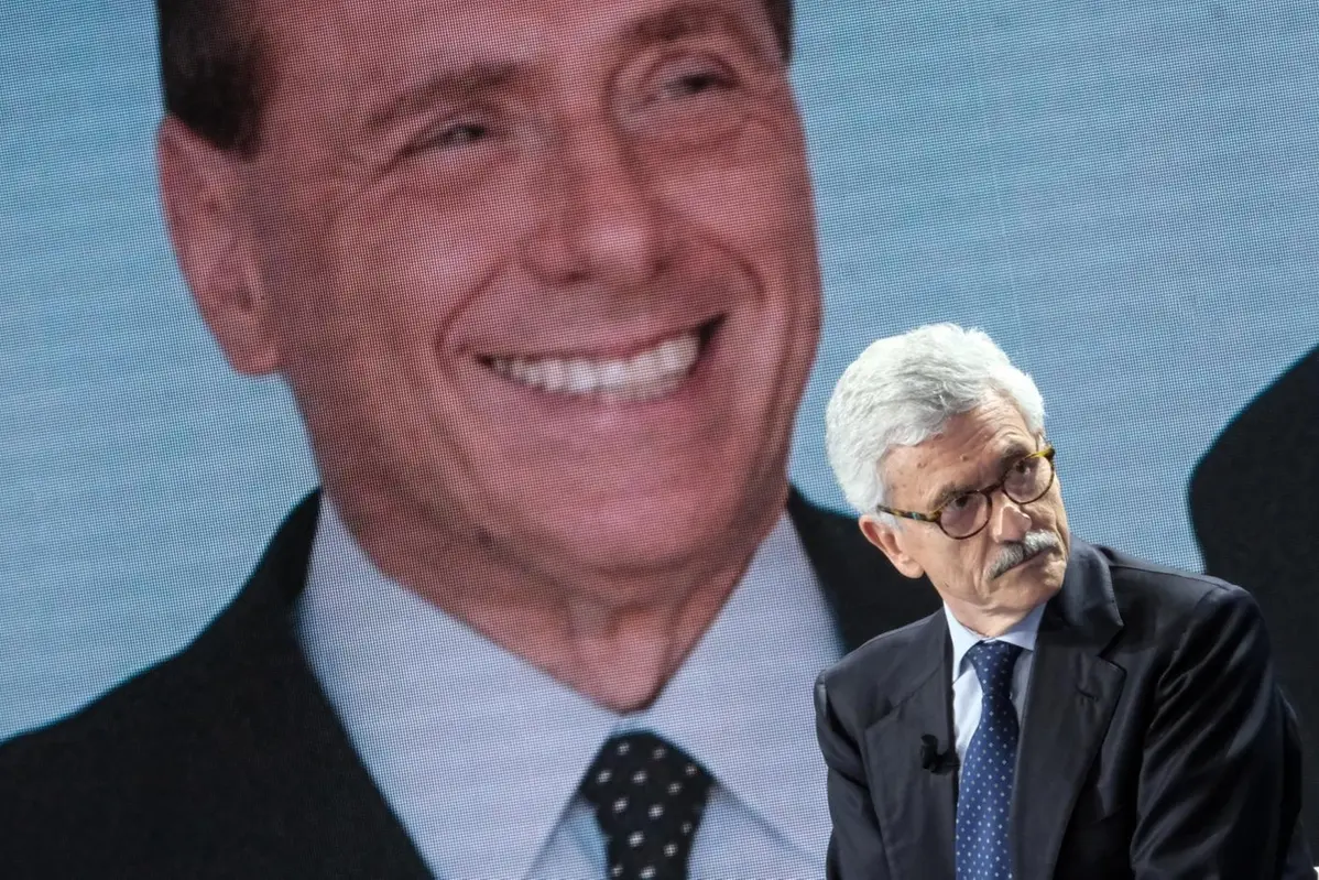 Massimo D\\'Alema a \"Porta a Porta\", sullo sfondo Silvio Berlusconi