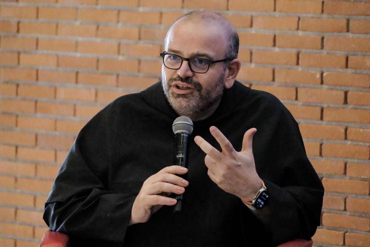 Intervista a padre Paolo Benanti su intelligenza artificiale, informazione  e il ruolo del giornalista - La Libertà online