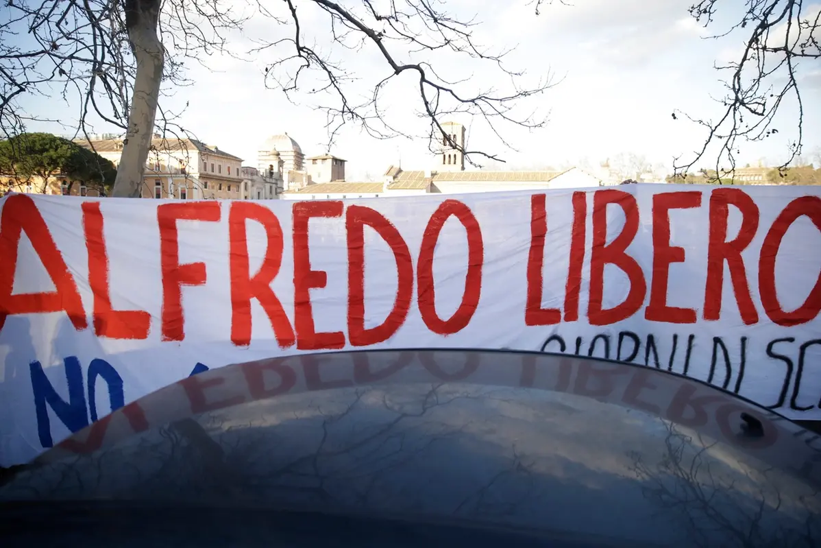 Uno striscione in favore del detenuto Alfredo Cospito, rinchiuso a Milano Opera in regime di 41 bis