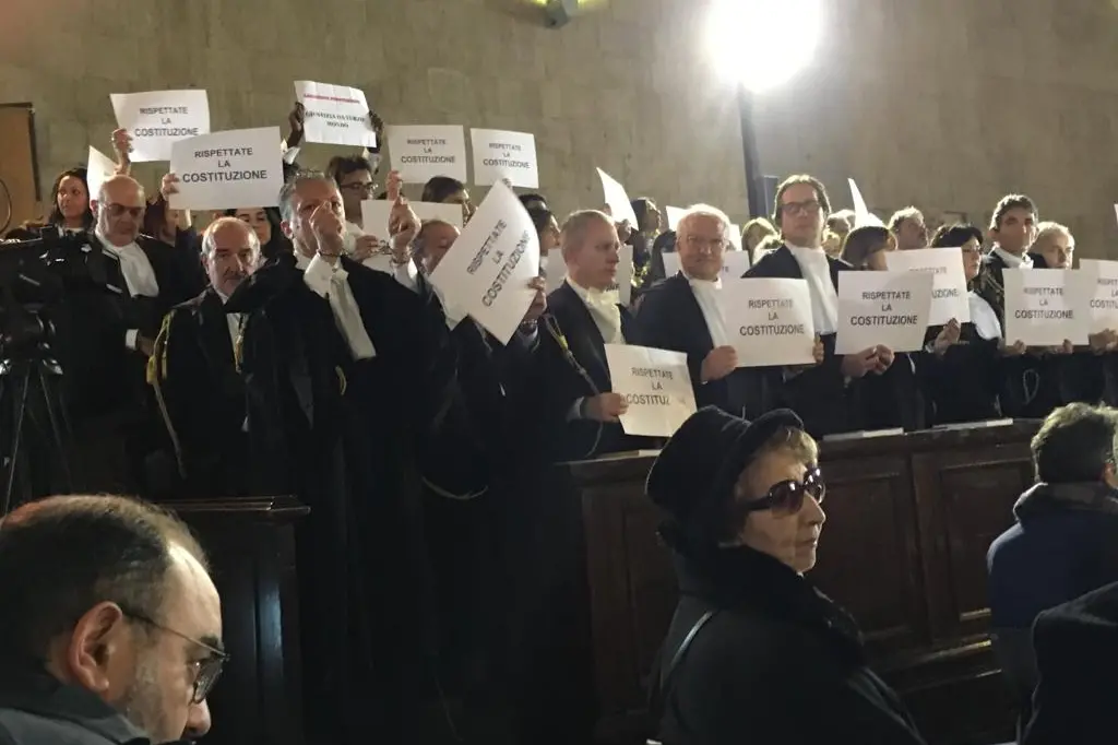 Gli avvocati di Napoli nella Sala dei Baroni del Maschio angioino con le manette ai polsi espongono cartelli con su scritto \"rispettate la Costituzione\", all\\'inaugurazione dell\\'anno giudiziario, per protestare contro la riforma della prescrizione