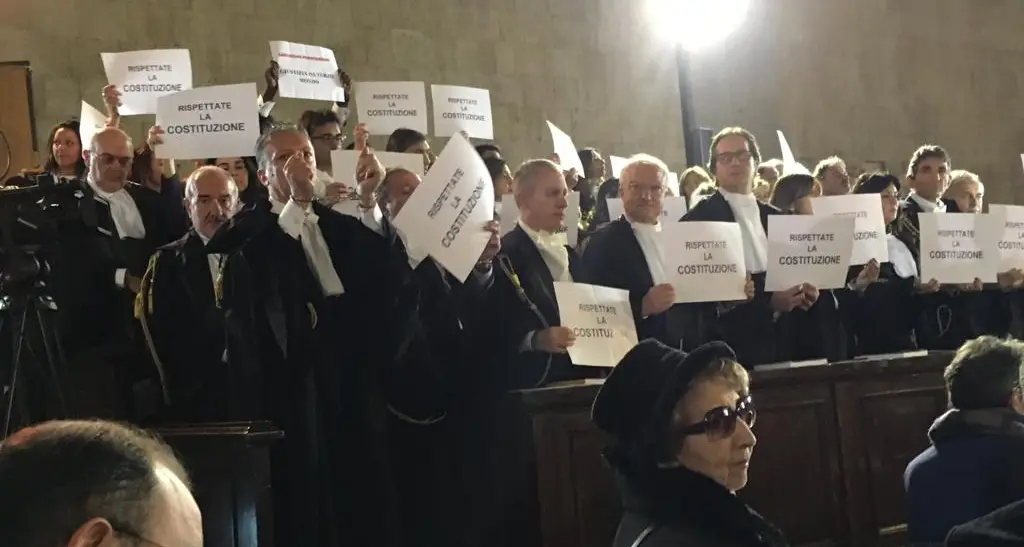Anno giudiziario, avvocati di Napoli entrano in manette: «Prescrizione, no alla riforma»