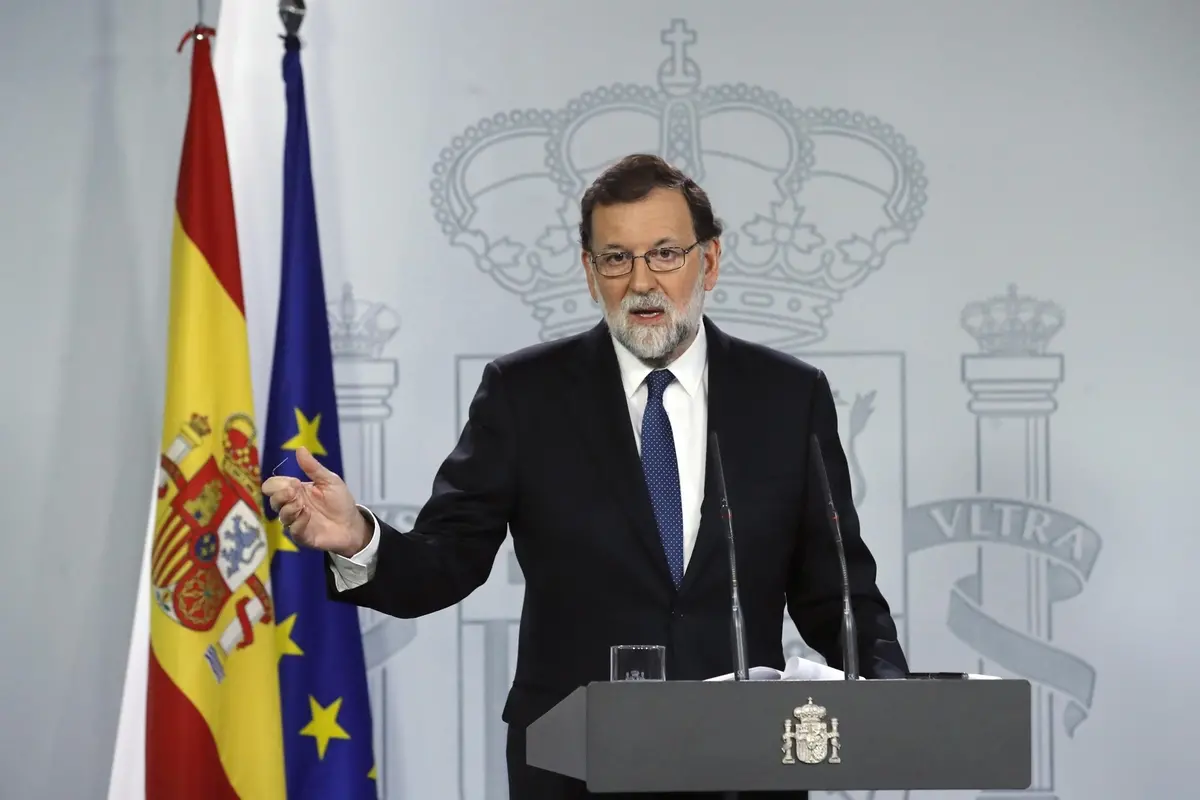 Il premier spagnolo Mariano Rajoy durante la conferenza stampa tenuta al termine della riunione straordinaria del suo governo per deliberare la richiesta al Senato di attivare contro la Catalogna la procedura di \"commissariamento\" prevista dall\\'articolo 155 della Costituzione