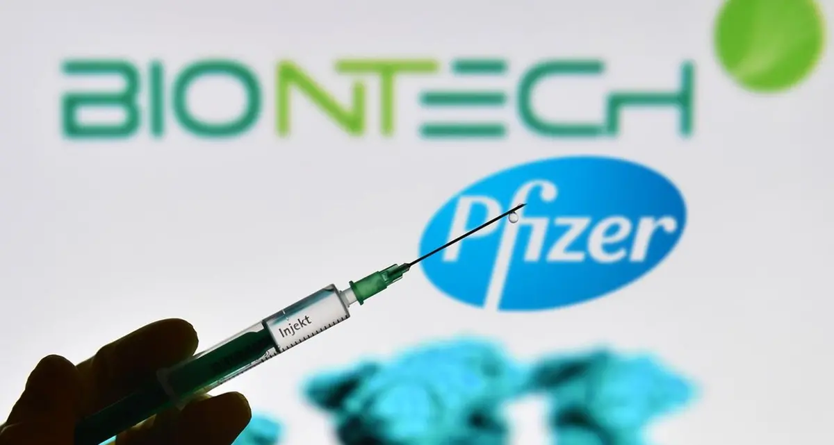 Londra autorizza il vaccino Pfizer dalla prossima settimana. Stop dell'Ue: «Aspettiamo l'ok dell'Ema»