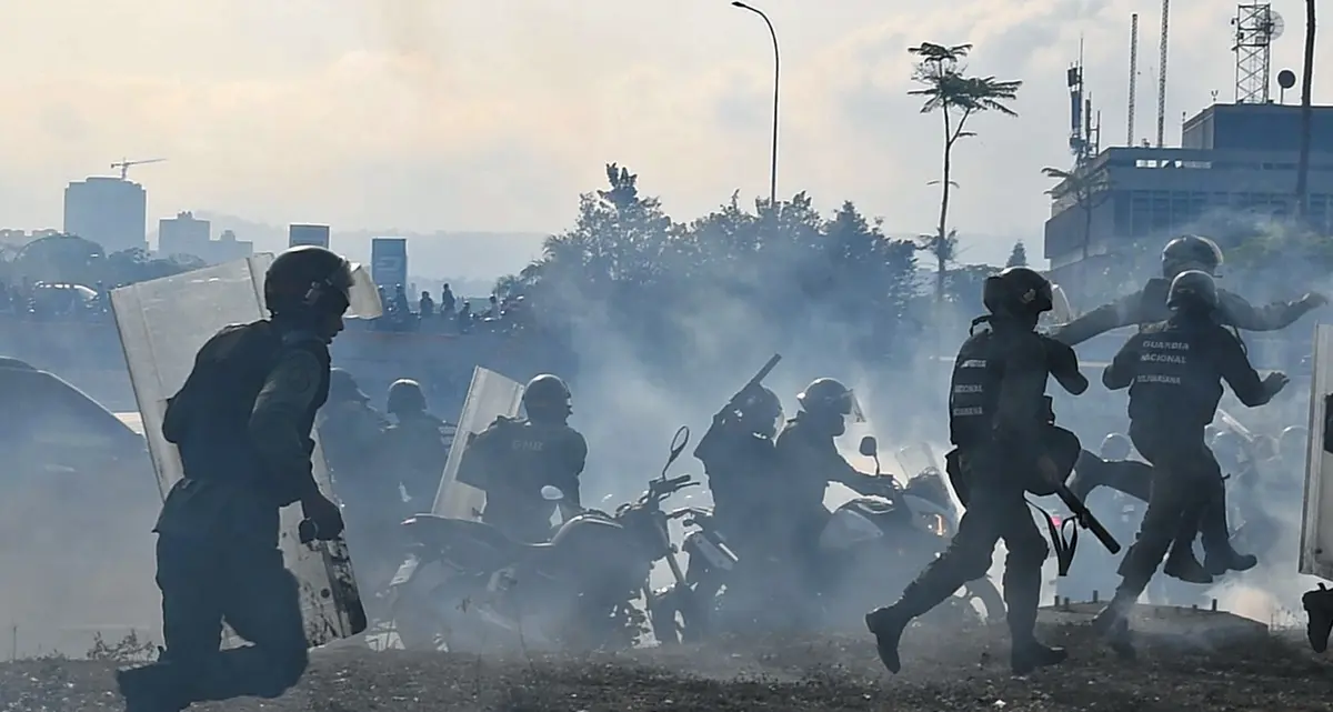 In Venezuela si spara in piazza, carri armati contro i manifestanti