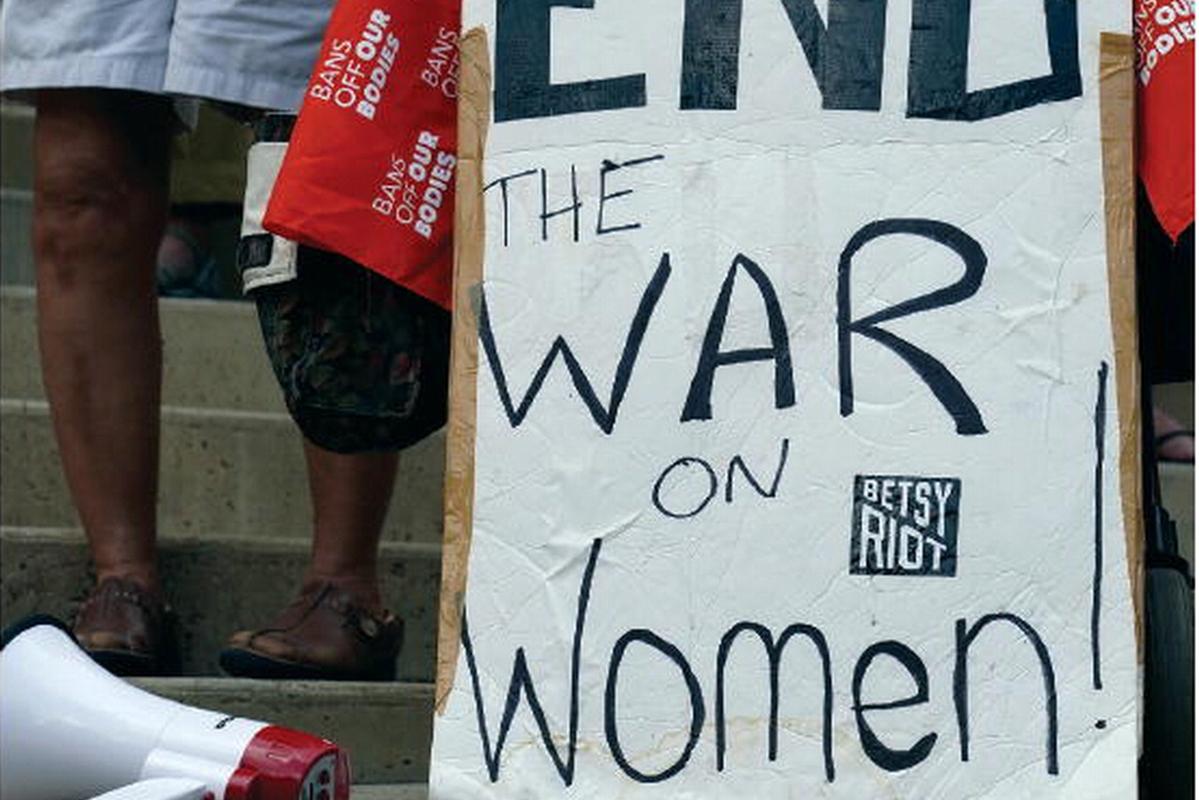 Costretta a partorire un bambino morto: fa causa allo Stato