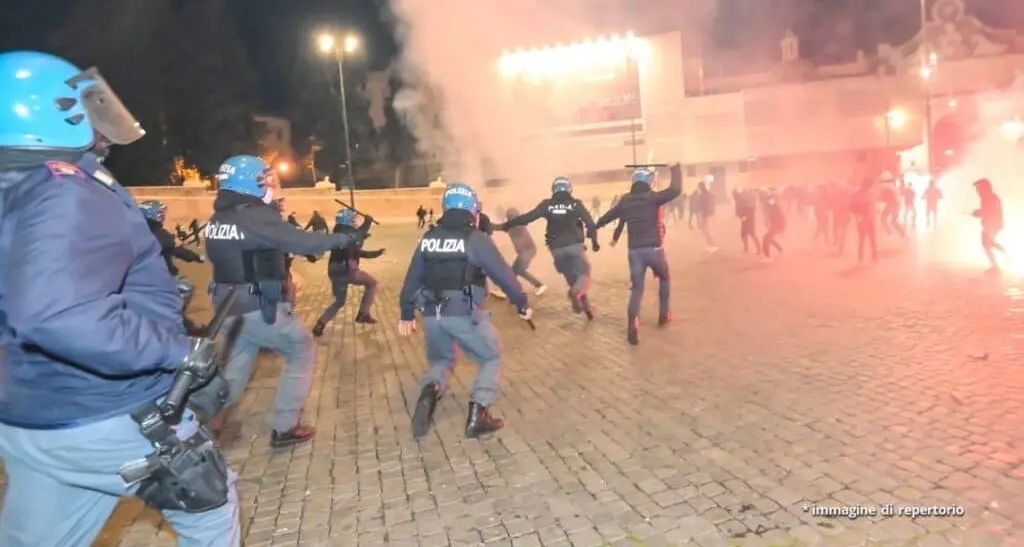 Scontri, molotov e arresti. Scoppia la protesta contro il Dpcm
