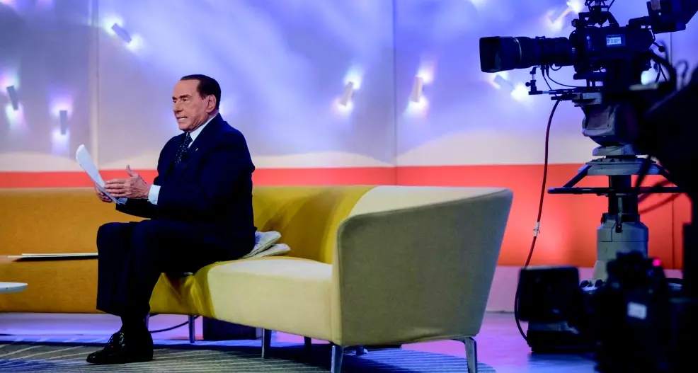 Berlusconi nasconde le carte ma sogna il ticket Tajani-Letta
