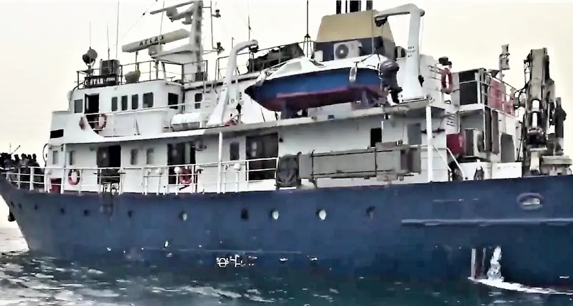 La nave anti-migranti fermata per traffico di migranti