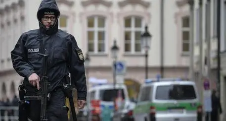 Terrore a Monaco di Baviera, uomo accoltella e ferisce 8 passanti: uno è italiano