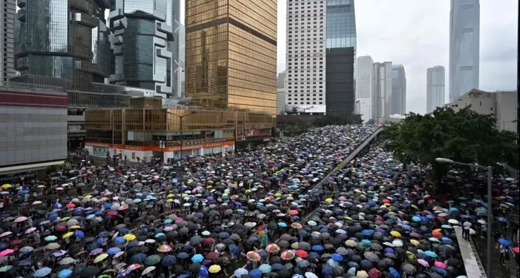 Hong Kong bloccata, treni e aerei fermi. Lo sciopero cresce