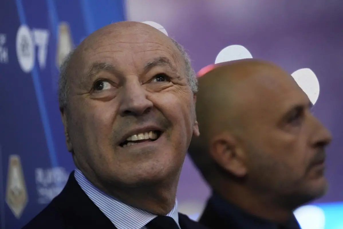 Marotta, presidente dell\\'Inter, e sullo sfondo Ausilio, direttore sportivo nerazzurro