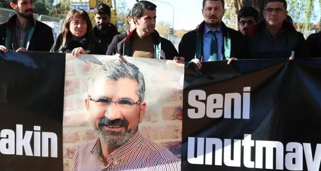 Il processo per l’assassinio del legale curdo Tahir Elci non va disertato anche se è una farsa dal finale scritto