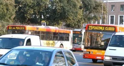 Roma, in 8 picchiano l'autista del bus