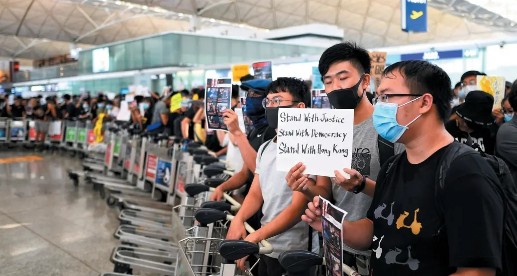 Hong Kong, la polizia entra nell’aeroporto e carica i manifestanti